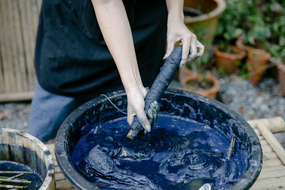 El Corazón del Azul Japón: Alquimia, Fermentación y Memoria en los Tintes de Tokushima