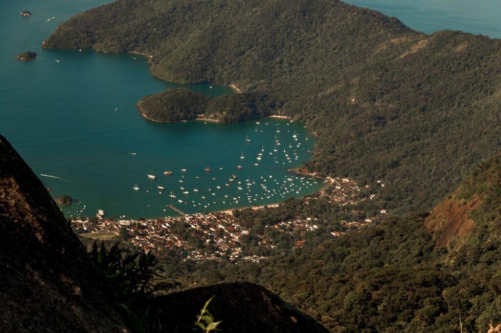 El laberinto intermodal del archipiélago de las Guaytecas: canales australes, barcazas de carga y la frágil conectividad de un confín patagónico