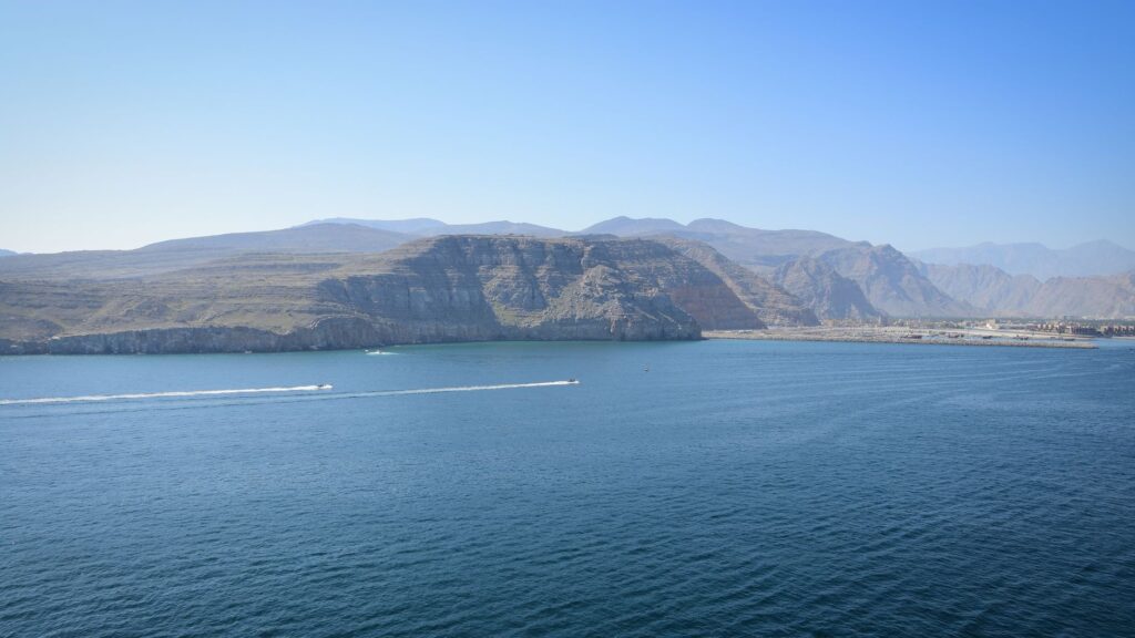 El laberinto intermodal del desierto de Musandam: Lanchas rápidas, pistas de acantilado y la frágil conectividad de los enclaves omaníes