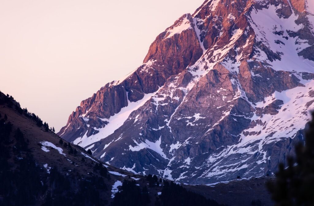 El latido mineral de las aguas de Panticosa: la alquimia termal y el silencio del alto valle de Tena