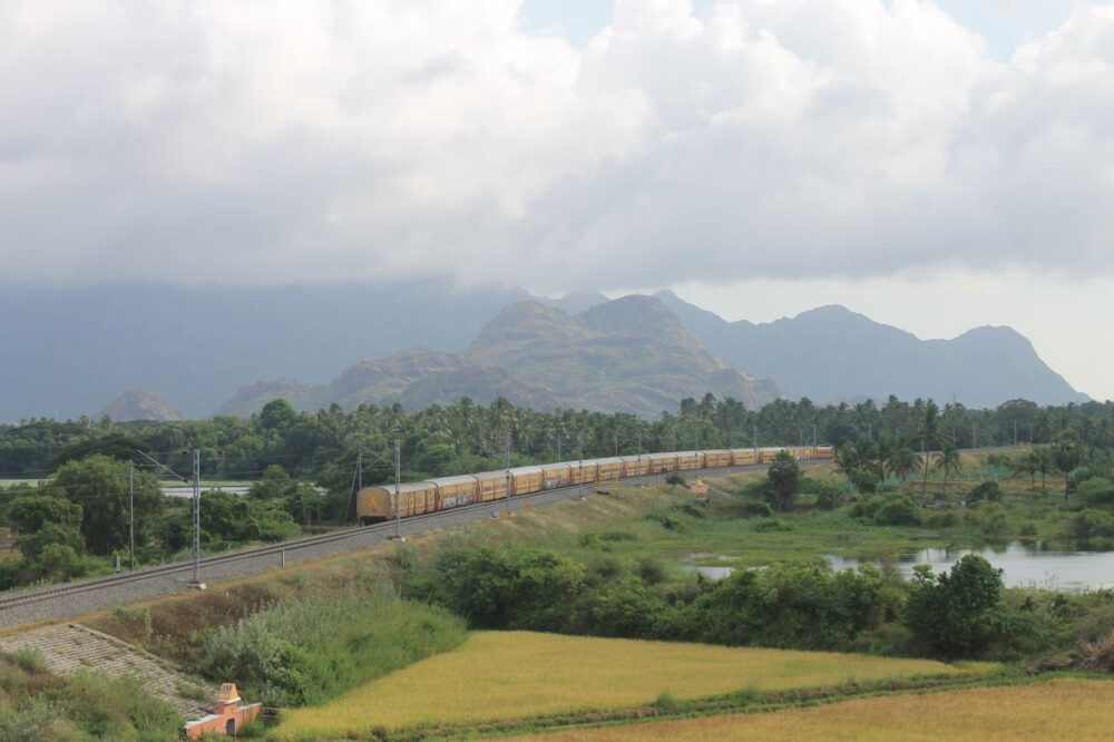 El tren expreso de los montes Ghats occidentales: Ingeniería de vía métrica y conectividad ferroviaria en el sur de la India