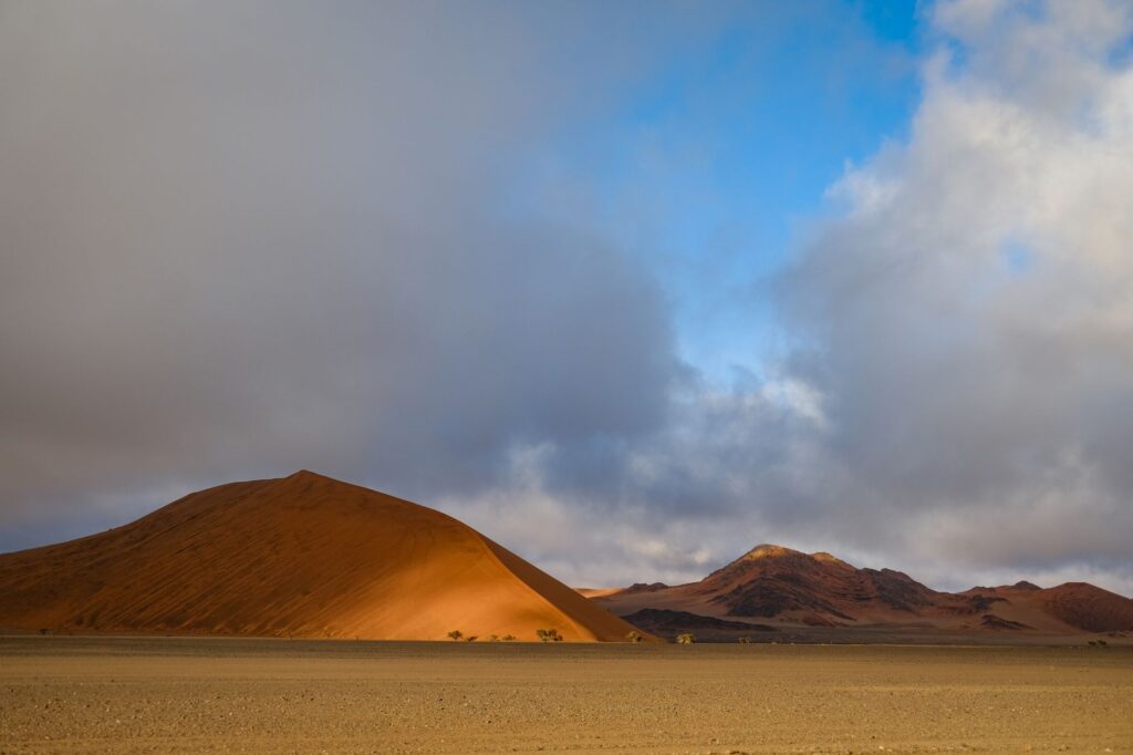 La Travesía del Gran Desierto de Namibia: Guía de Expedición y Supervisión en las Dunas del Namib