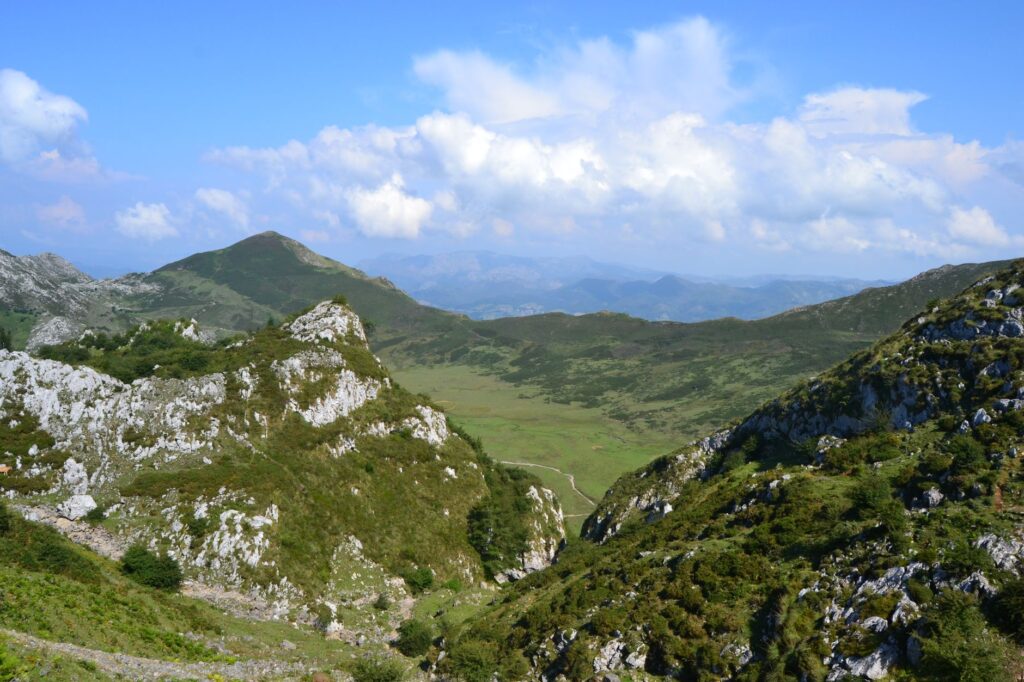 Picos de Europa, España: senderismo entre calizas, pastores y niebla atlántica