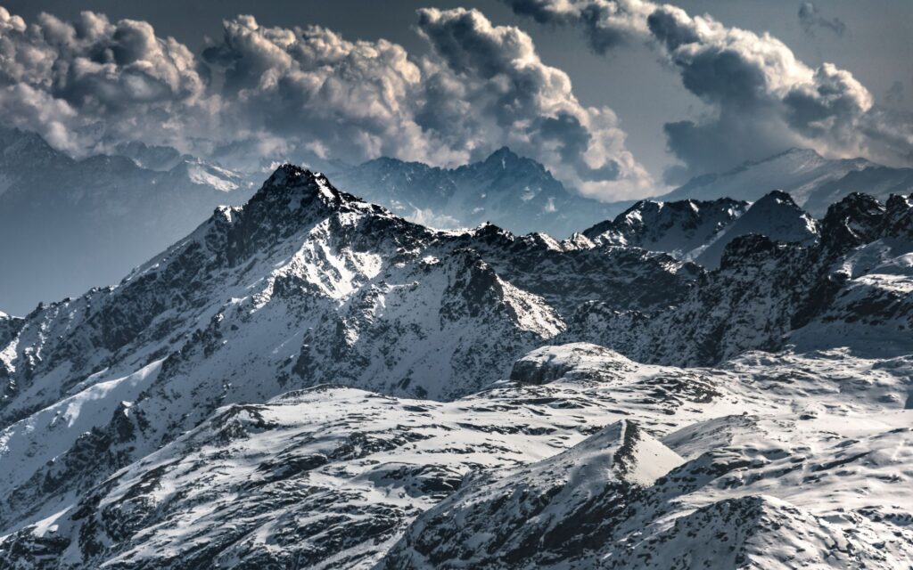 Milán y las cumbres de Lombardía: geología, ecosistemas y protección alpina en Italia