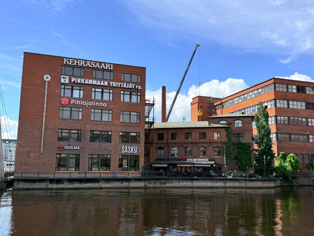 Tampere, Finlandia: la ciudad que se lee entre dos lagos y una chimenea de ladrillo