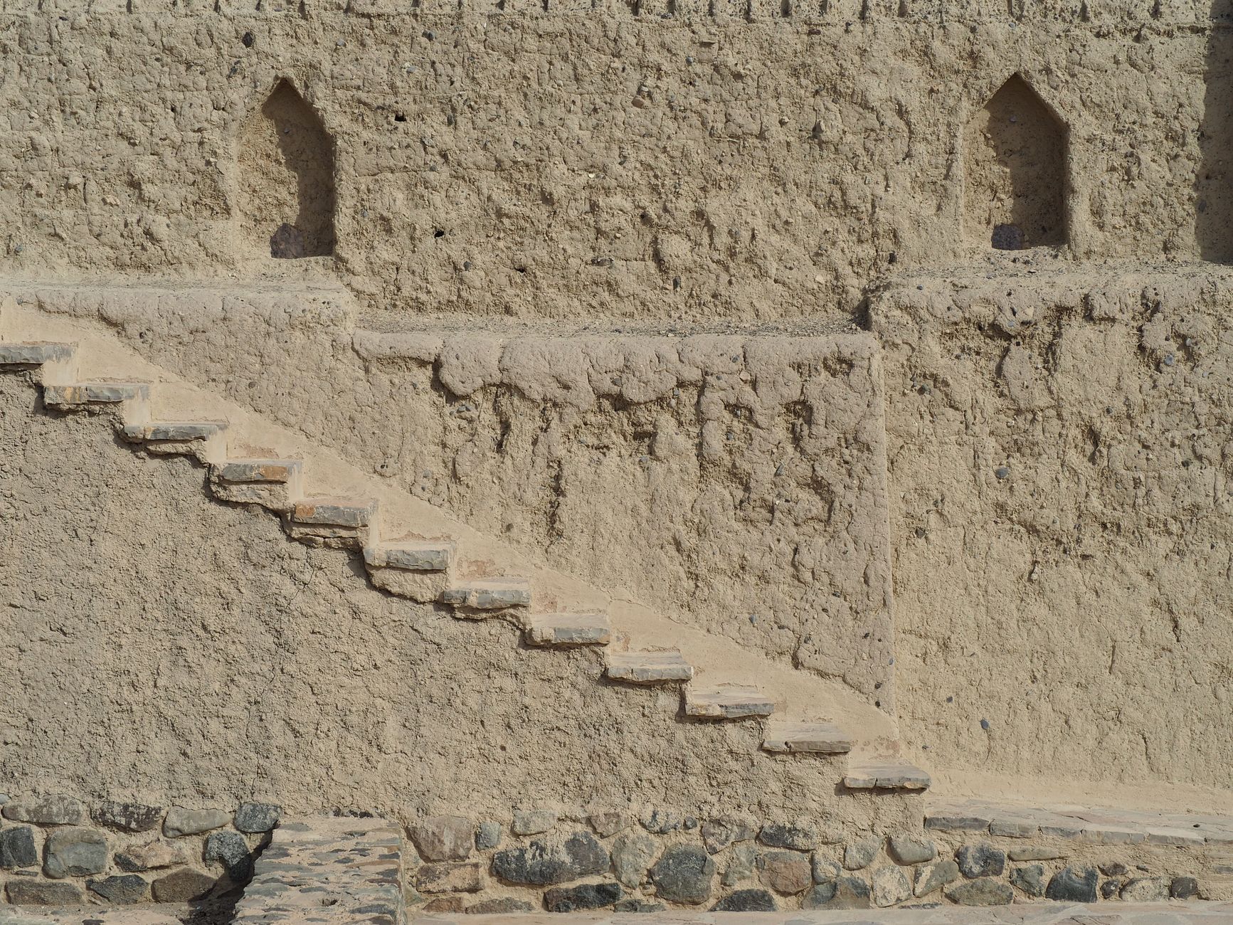 Bahlā’, Omán: La mesa de adobe y dátiles que se hornea entre palmerales y mercados de arcilla