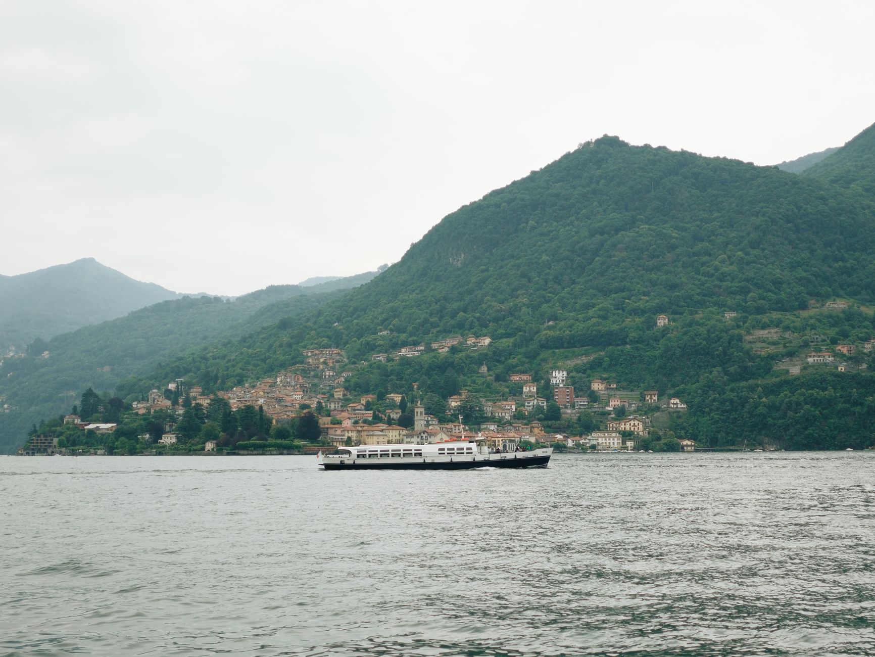 Rutas de agua y hierro: cómo los transbordadores eléctricos y el tren alpino redefinen la movilidad en el lago de Como