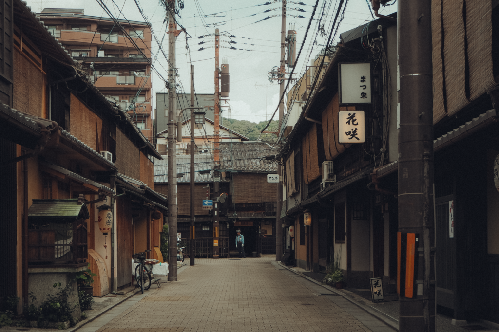 Kioto, más allá del oro: barrios históricos y la convivencia entre visitantes y residentes