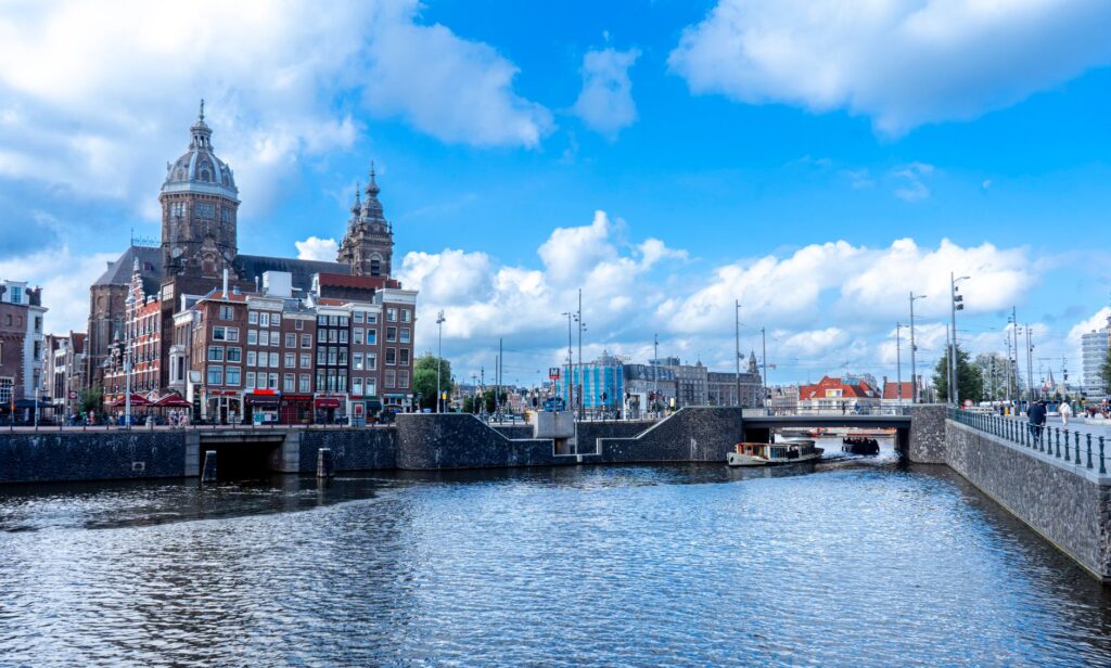 Ámsterdam, Países Bajos: el tranvía, la bicicleta y el ferry que ordenan la vida cotidiana