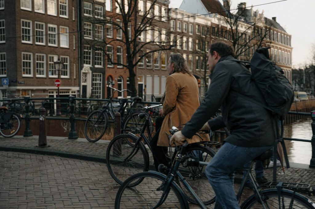 Ámsterdam a pie y en tranvía: cómo moverse por los Países Bajos sin prisa