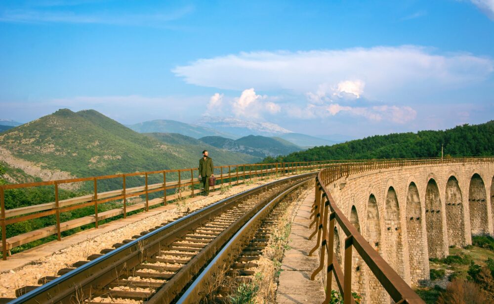 El tren de los Balcanes que une Belgrado con Bar: ingeniería de desfiladeros y memoria de un ferrocarril