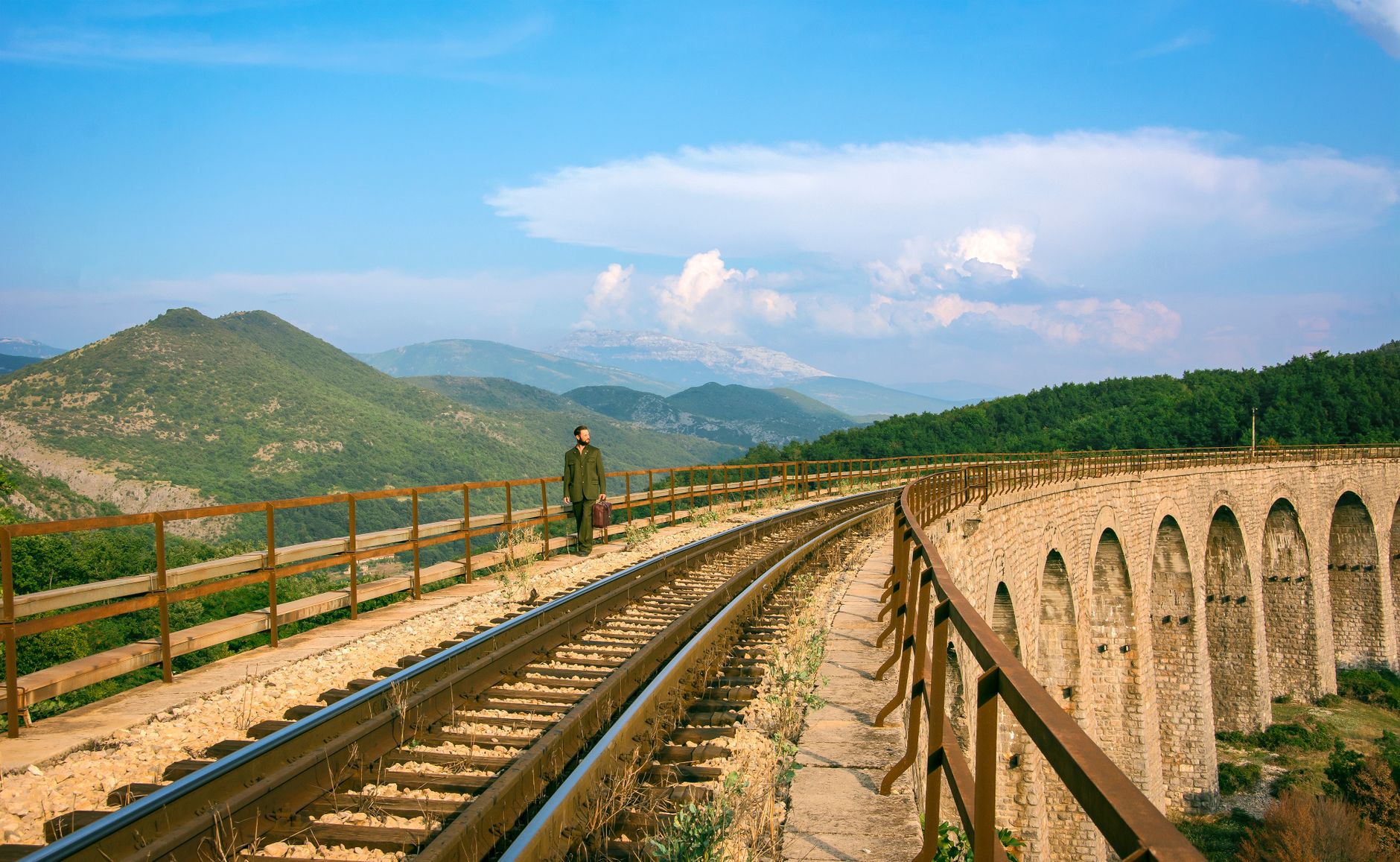El tren de los Balcanes que une Belgrado con Bar: ingeniería de desfiladeros y memoria de un ferrocarril