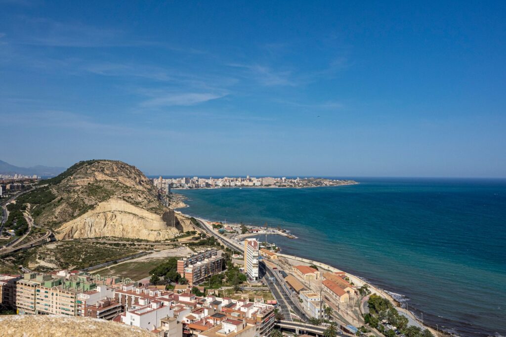 Alicante, España: la ciudad que envejece entre el mar y la memoria de sus barrios