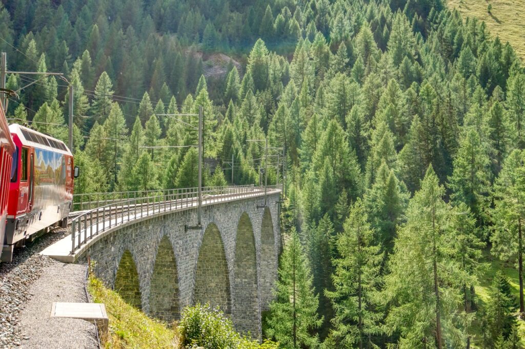 Suiza: el ferrocarril rético, un viaje entre túneles, viaductos y nieve
