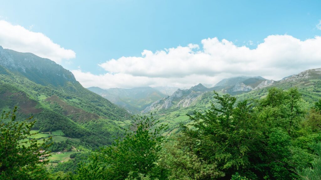 Sotres, Picos de Europa: la puerta de piedra del senderismo responsable en Asturias
