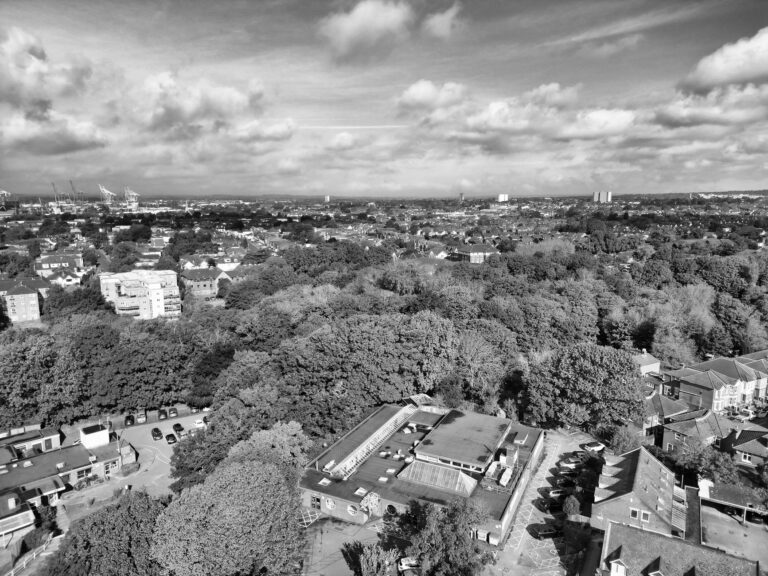 Southampton, Reino Unido: la ciudad portuaria donde el tren sigue ordenando el día