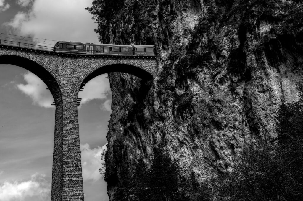 Entre Pontresina y Tirano: el tren que aún cruza los Alpes suizos como en 1910