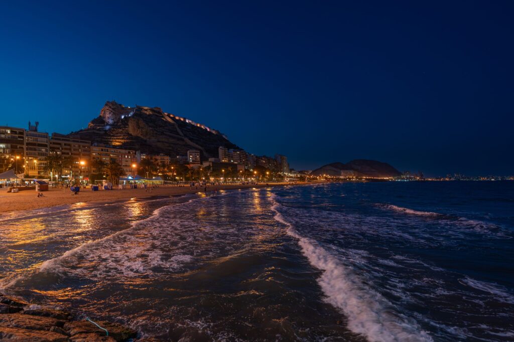 Alicante, España: la ciudad que envejece entre el mar y la memoria de sus barrios