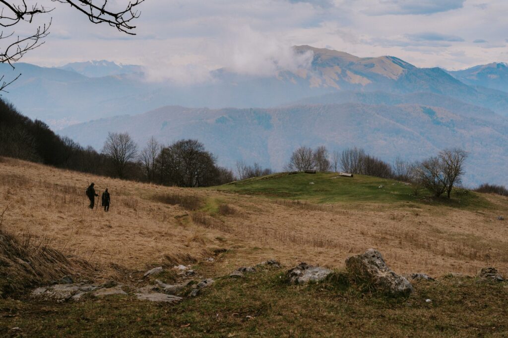 Milán y las cumbres de Lombardía: geología, ecosistemas y protección alpina en Italia