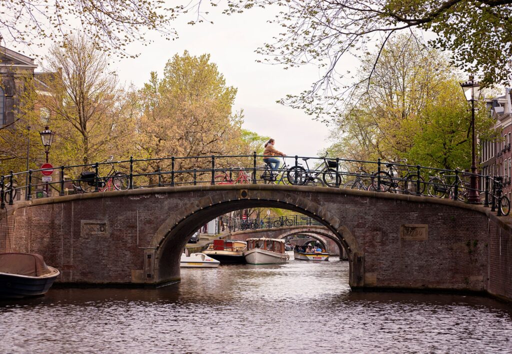Ámsterdam, la ciudad que se lee pedaleando: claves para moverse como un local