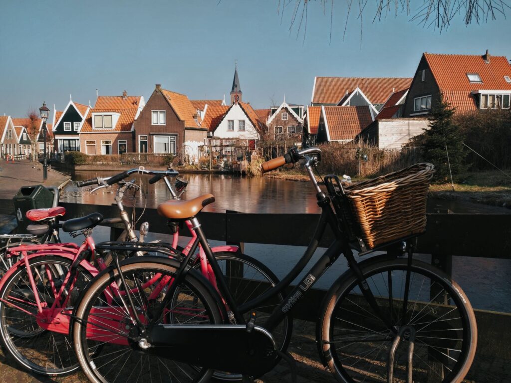 Ámsterdam, la ciudad que se lee pedaleando: claves para moverse como un local