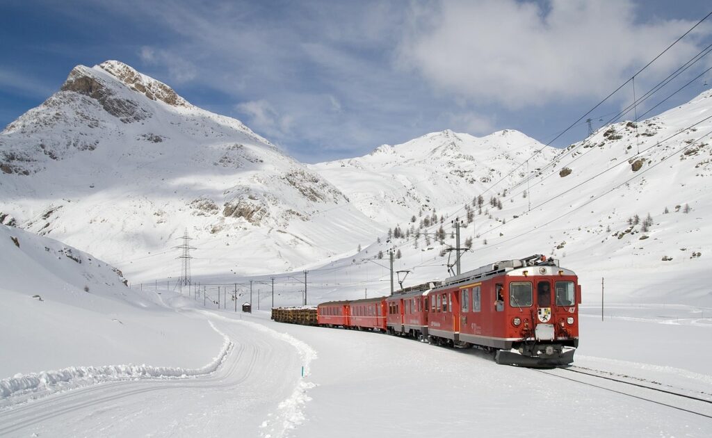 Entre Pontresina y Tirano: el tren que aún cruza los Alpes suizos como en 1910