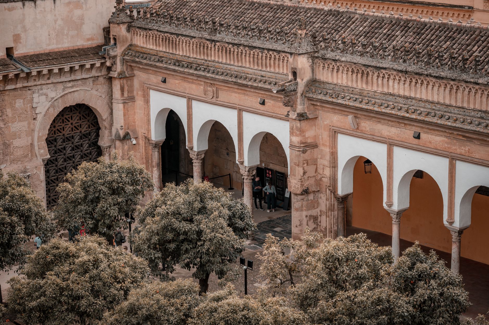 Córdoba, España: el arte que se aprende tocando la piedra y la madera