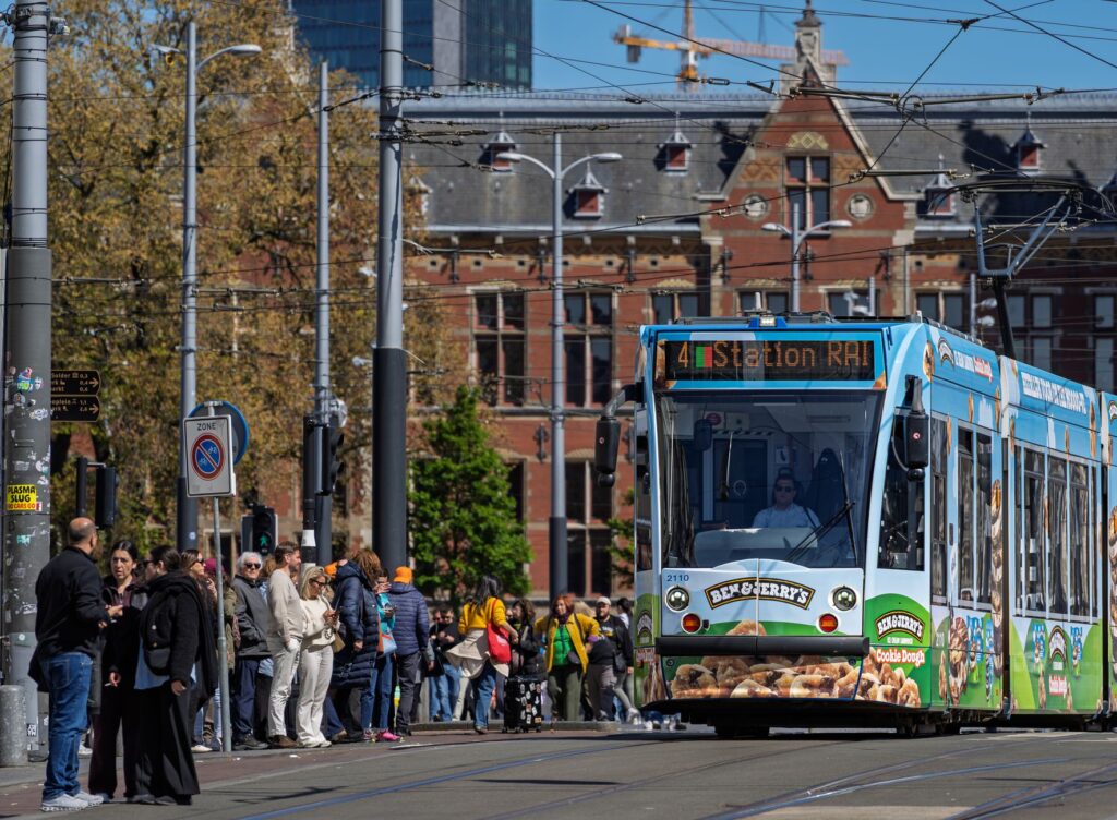 Ámsterdam sobre rieles: el tranvía que ordena la vida cotidiana de los Países Bajos