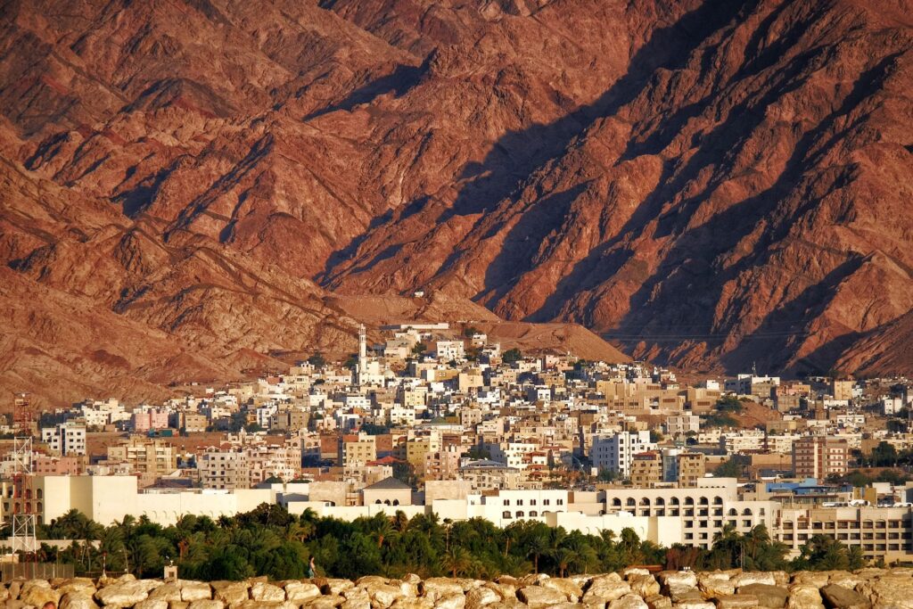Aqaba, el puerto jordano donde el desierto se abre al golfo y la rutina diaria