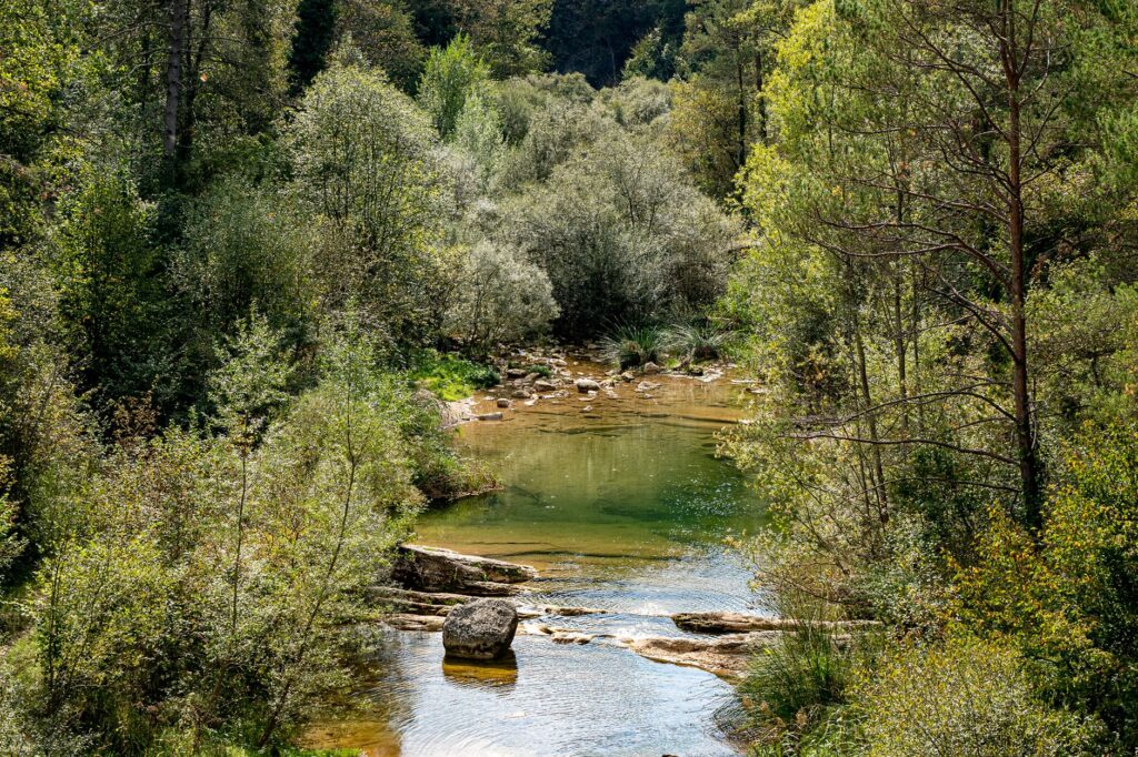 En las termas de Outariz, Ourense reinventa su río: aguas termales, pasarelas de madera y bienestar junto al Miño