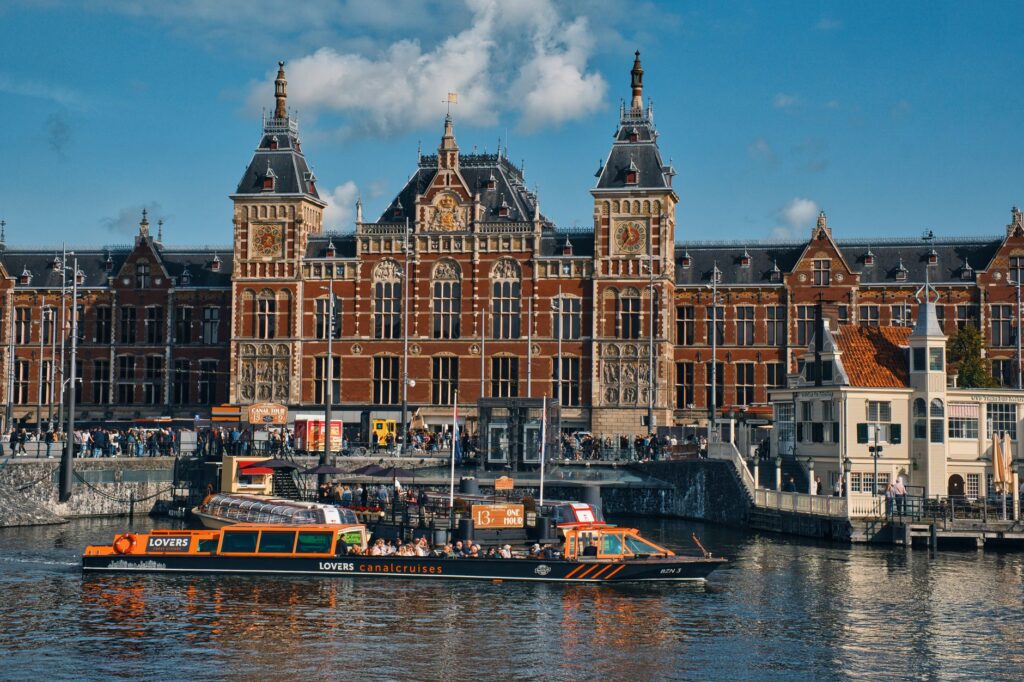Ámsterdam, Países Bajos: el tranvía, la bicicleta y el ferry que ordenan la vida cotidiana