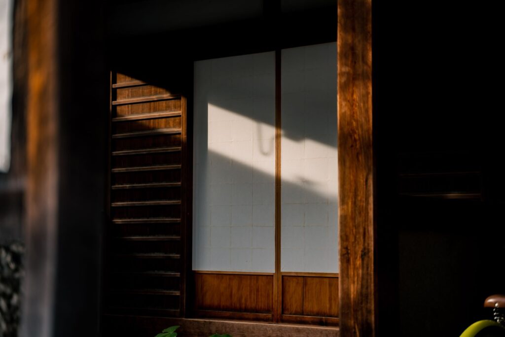 Kioto, más allá del oro: barrios históricos y la convivencia entre visitantes y residentes