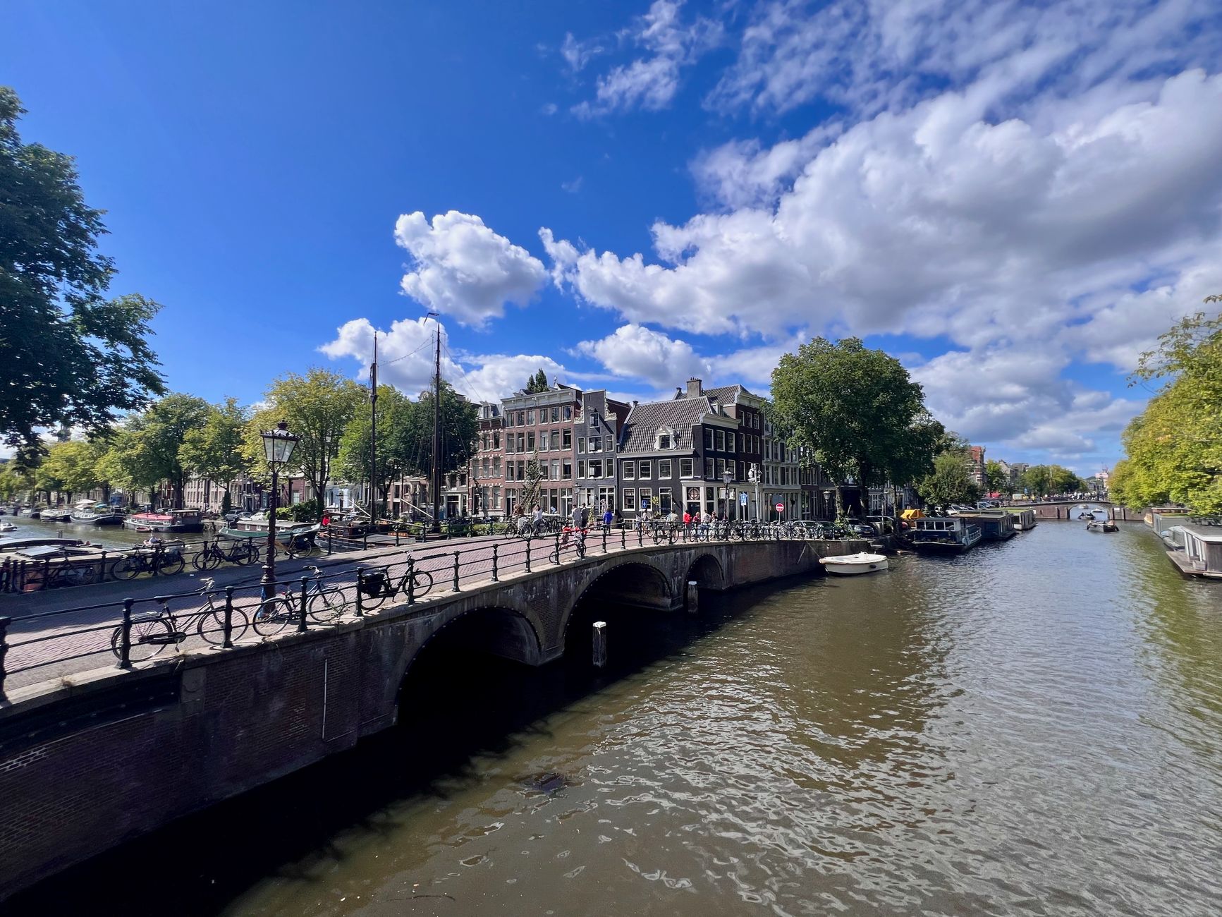 Ámsterdam, la ciudad que se lee pedaleando: claves para moverse como un local