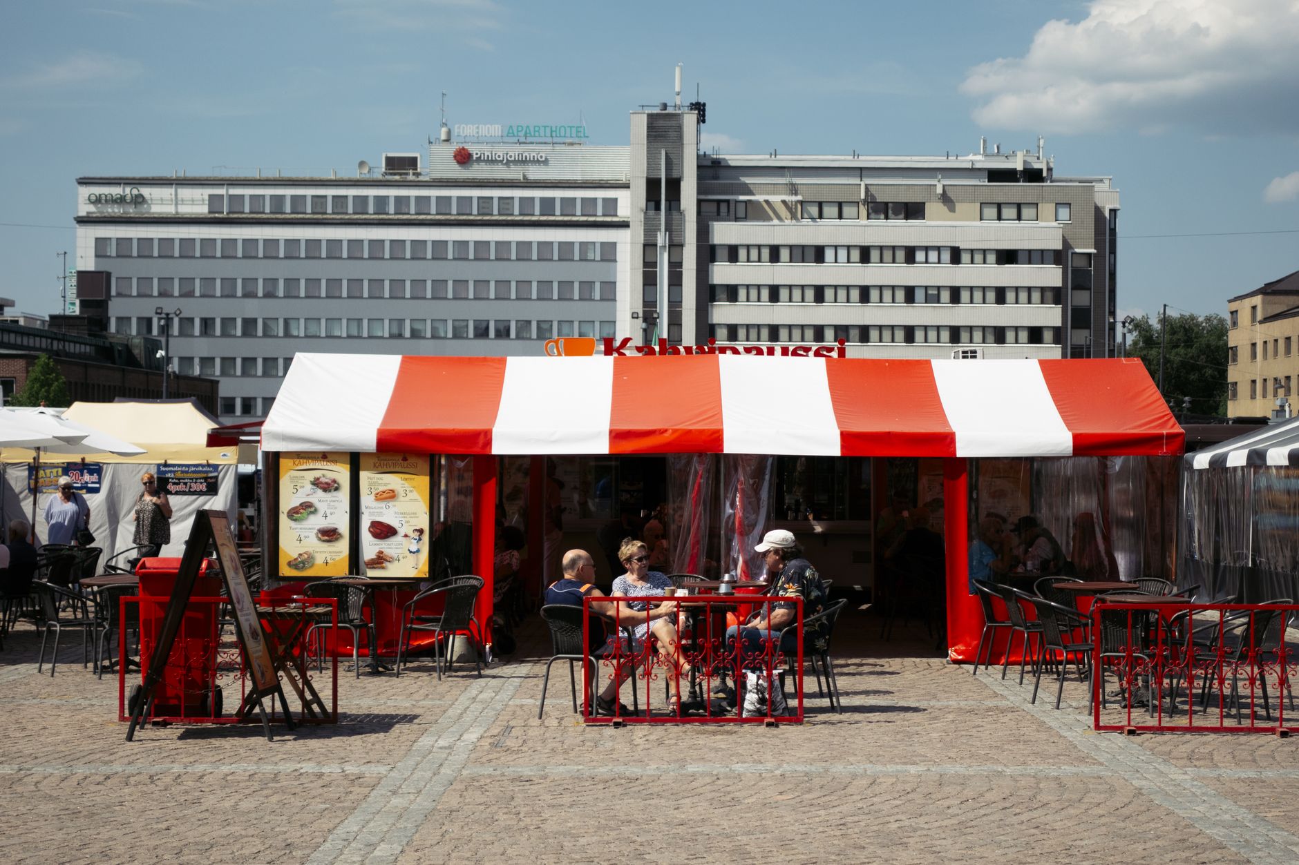 Kuopio, la mesa de los lagos: pescado ahumado y pan de centeno en el mercado de Finlandia
