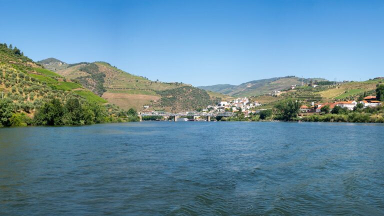 Pinhão, Portugal: las terrazas del Duero que sostienen un valle habitado