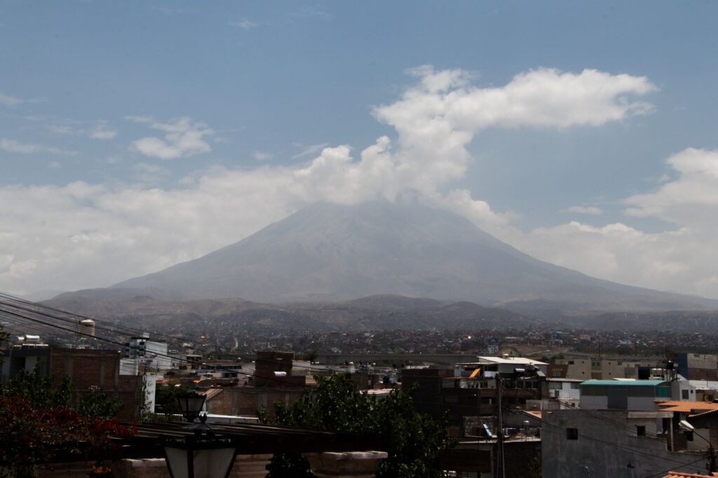 Ciudad Satélite, Perú: los adoquines y los mercados donde la altura marca el pulso diario