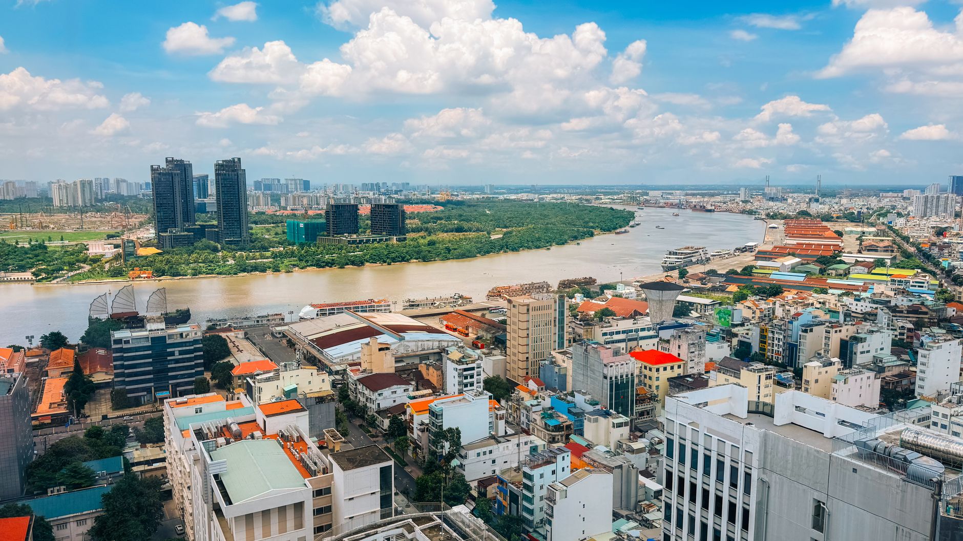 Ciudad Ho Chi Minh, Vietnam: Navegando el pulso tropical entre mercados flotantes y murallas coloniales