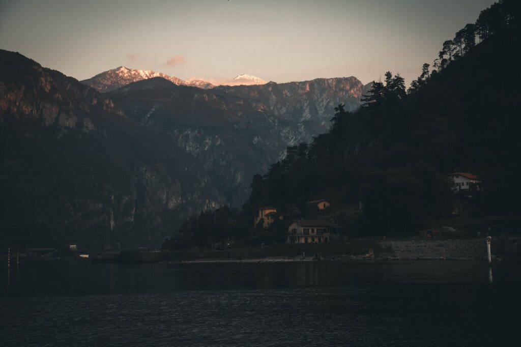 Rutas de agua y hierro: cómo los transbordadores eléctricos y el tren alpino redefinen la movilidad en el lago de Como