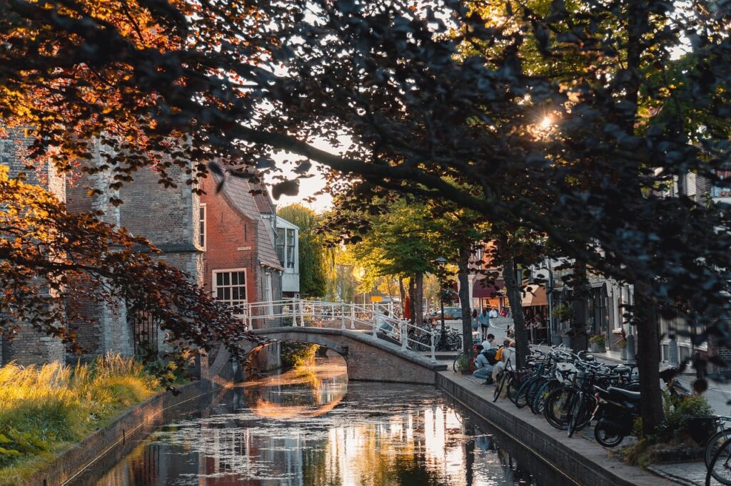 Delft, Países Bajos: el diseño cotidiano que brota entre canales y porcelana