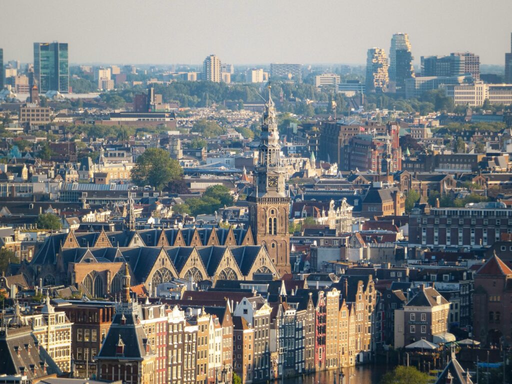 Ámsterdam a pie y en tranvía: cómo moverse por los Países Bajos sin prisa