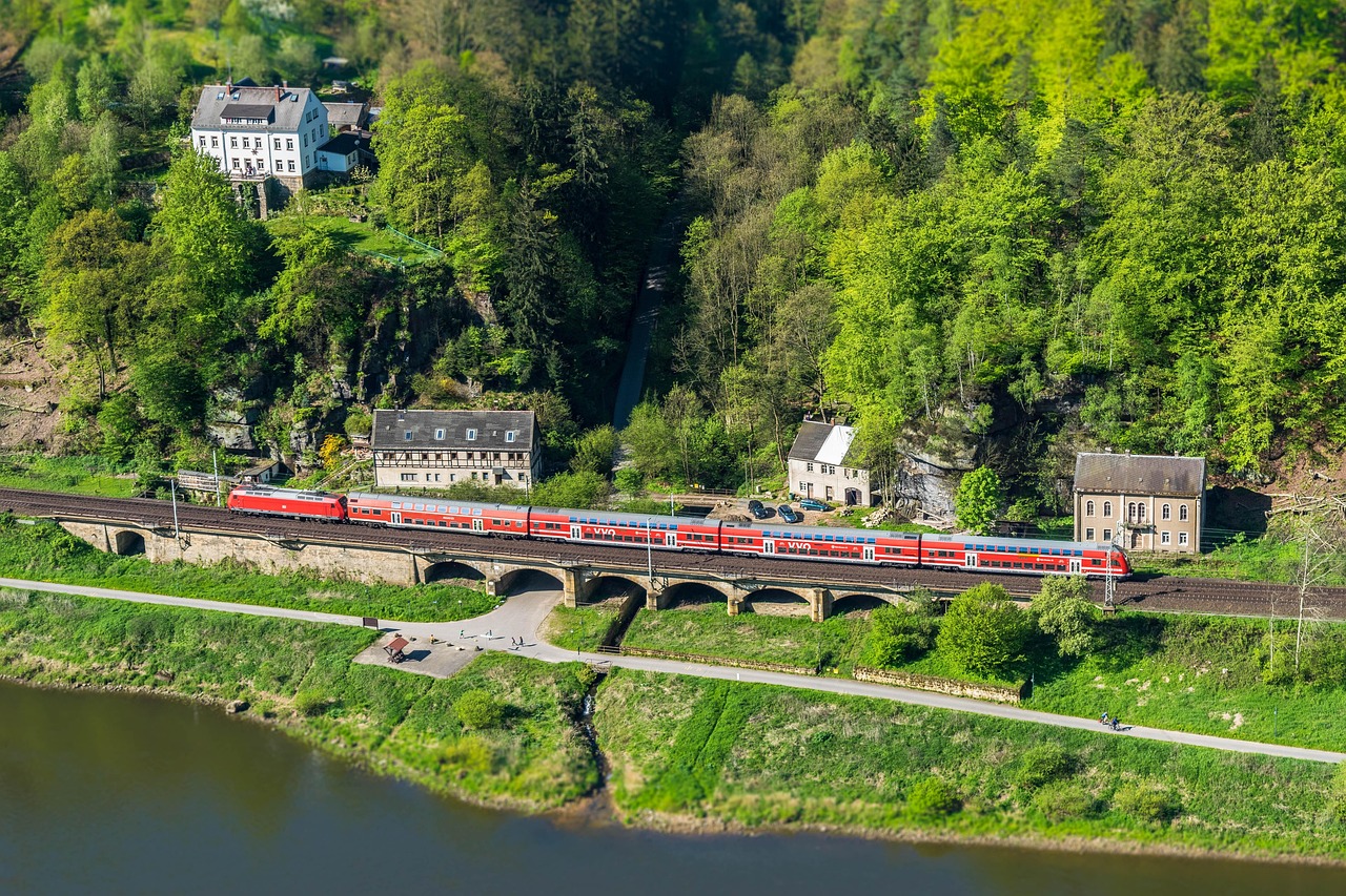 El ferrocarril rético en Suiza: viaje por los paisajes de Albula y Bernina
