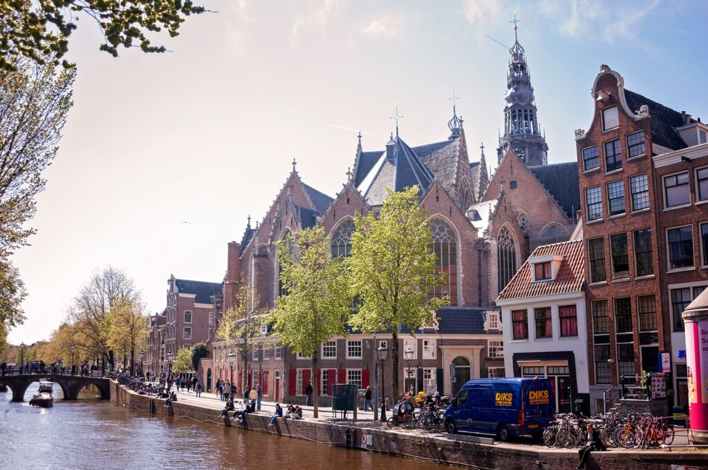 Ámsterdam, la ciudad que se lee pedaleando: claves para moverse como un local