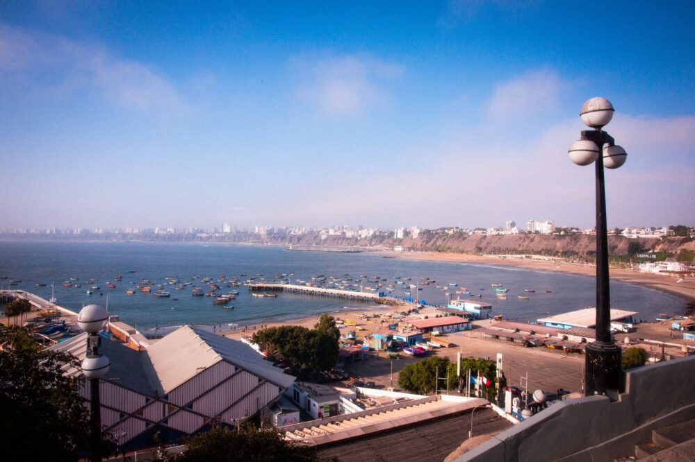 Callao, Perú: la montaña que emerge del mar y el arte de recorrerla sin dañarla