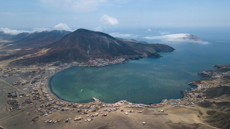 Chimbote, Perú: la bahía que despierta entre caleta y acero
