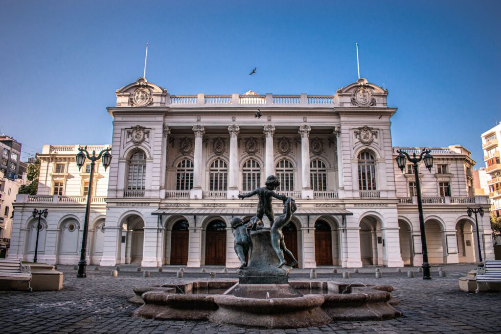 Punta Arenas, Chile: la capital austral donde el viento marca el compás de la vida en la Patagonia