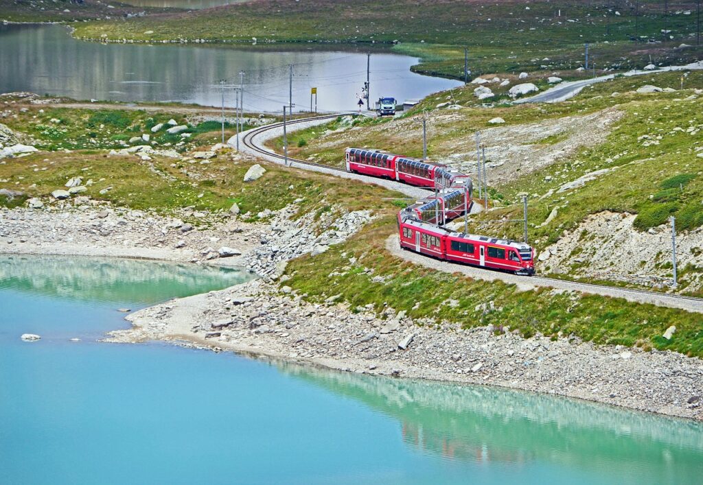 Suiza: el ferrocarril rético, patrimonio que respira entre Albula y Bernina