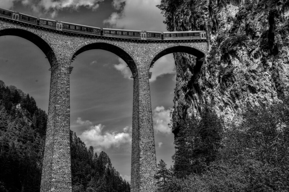 Entre Pontresina y Tirano: el tren que aún cruza los Alpes suizos como en 1910