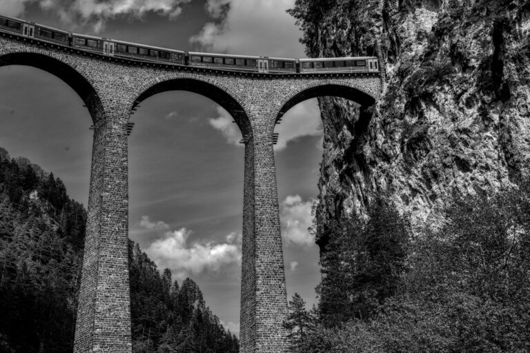 Entre Pontresina y Tirano: el tren que aún cruza los Alpes suizos como en 1910