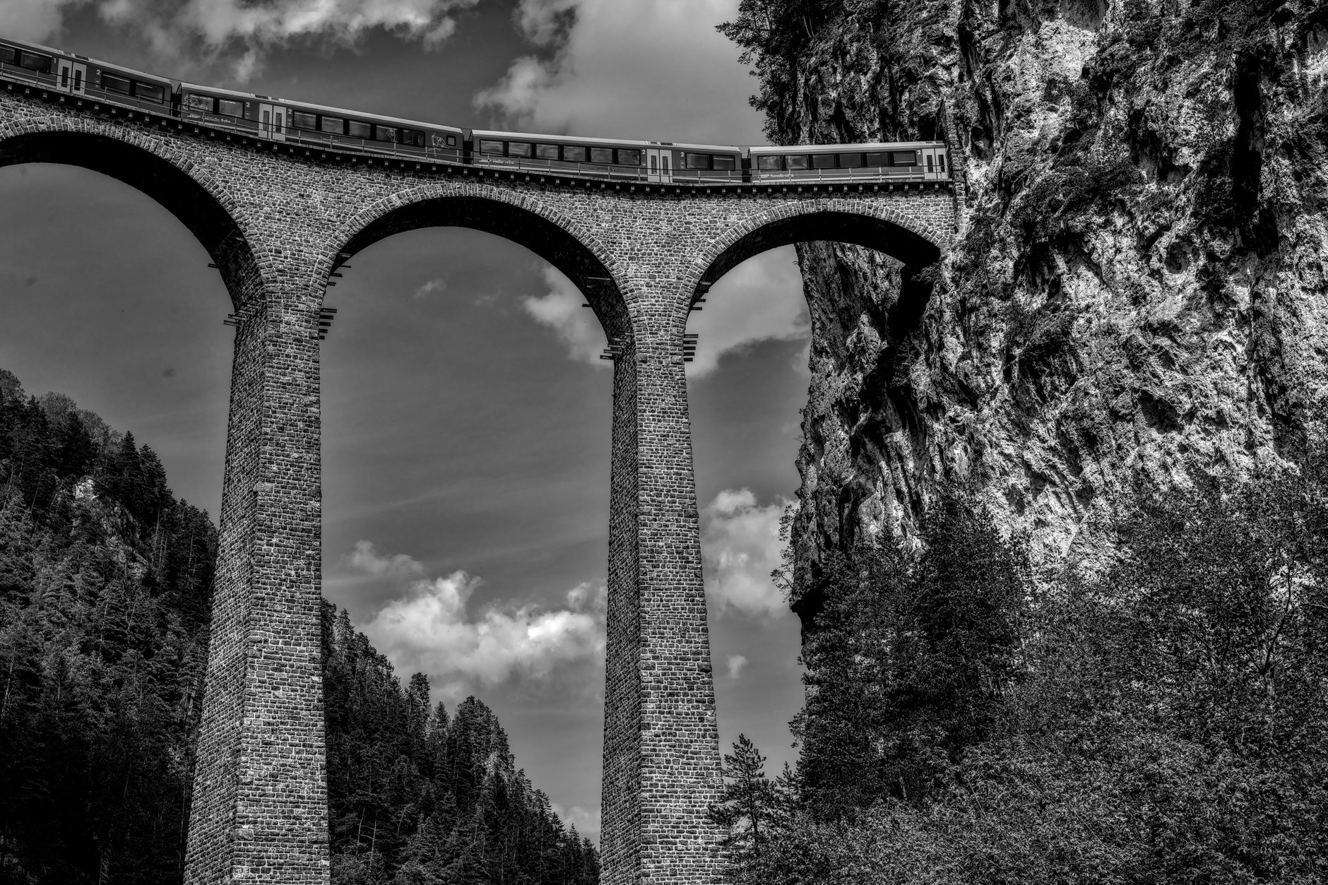 Entre Pontresina y Tirano: el tren que aún cruza los Alpes suizos como en 1910