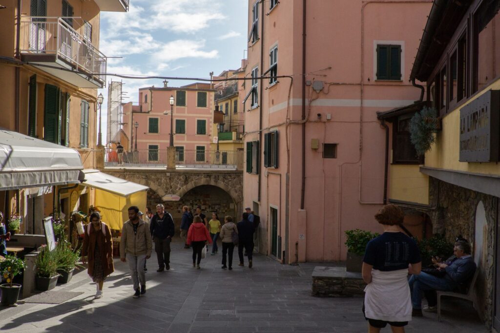 Cinque Terre, Italia: el paisaje que se sostiene con manos y piedra